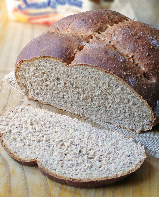 Chleb pszenno-orkiszowy z mielonymi orzechami