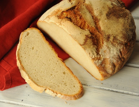Chleb serowo-czosnkowy pieczony w żeliwnym garnku