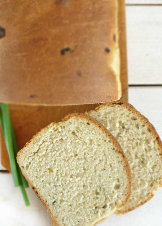 Chleb tostowy z mascarpone i szczypiorkiem