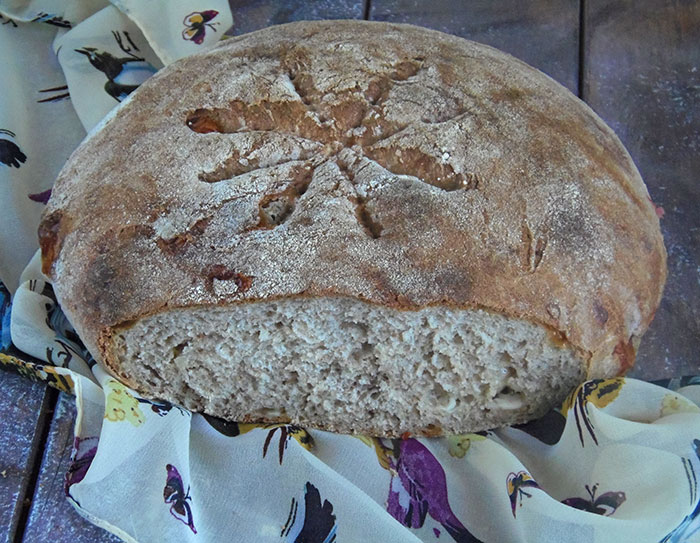 Chleb z szynką i serem na zakwasie żytnim