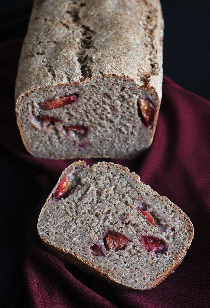 Chleb razowy z węgierkami na zakwasie żytnim