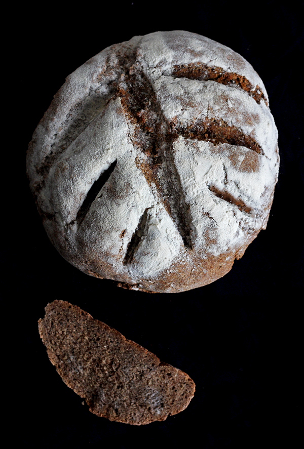 Chleb z czerstwym chlebem na zakwasie żytnim