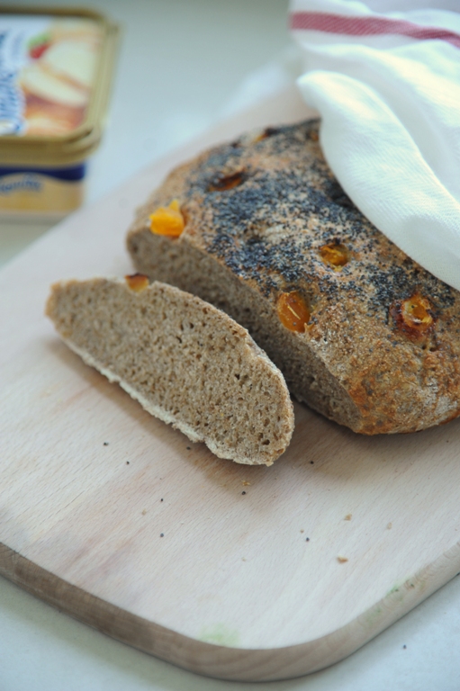 Chleb pszenny z suszonymi morelami i makiem
