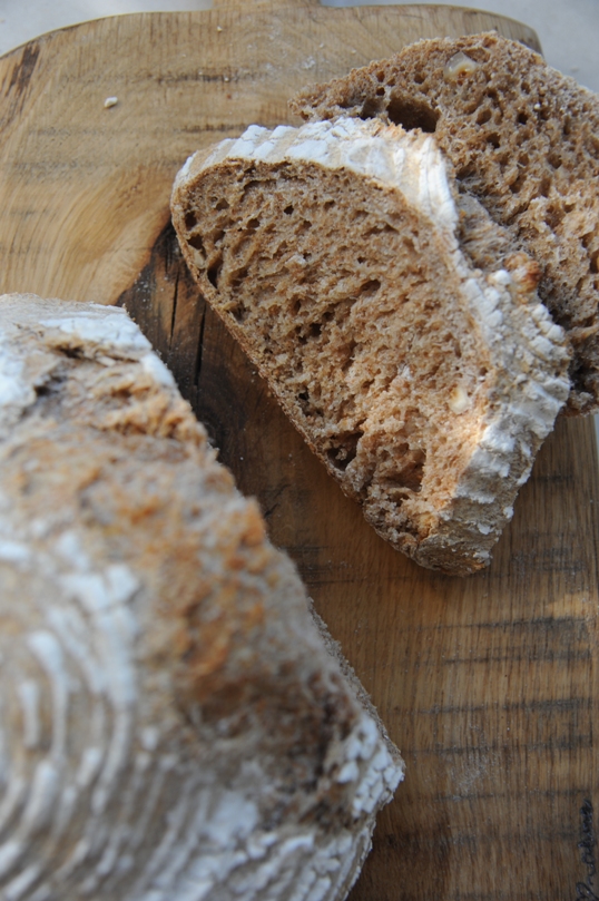 Chleb razowy z karmelizowanymi orzechami laskowymi