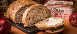 Chleb razowy jabłkowy z cynamonem