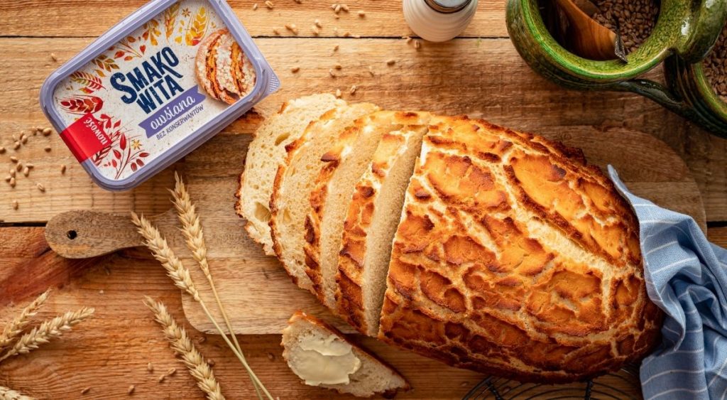 Bochenek chleba tygrysiego na desce