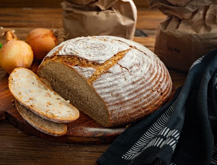 Okrągły chleb pszenno-żytni na zakwasie