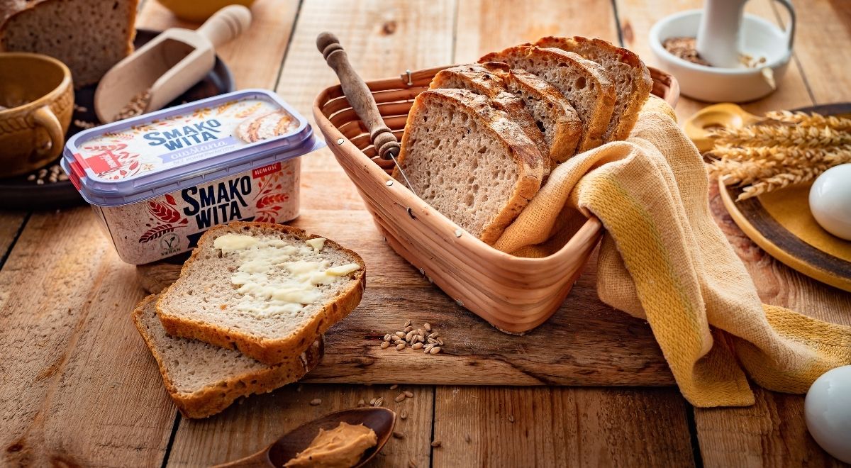 Chleb pszenno-żytni na zakwasie z masłem orzechowym